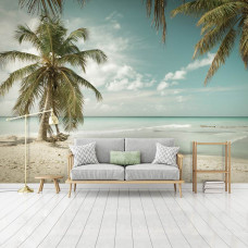 Fotobehang van een palmboom aan de zee met het strand als achtergrond, ideaal voor de woonkamer.