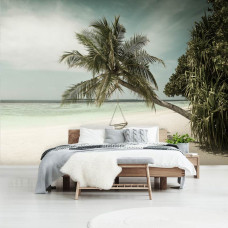 Fotobehang van een schommel aan het strand met palmbomen en de zee, ideaal voor de slaapkamer.