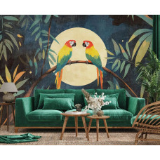 Een woonkamer met een fotobehang met papegaaien zittend op een tak, omringd door weelderige jungleplanten, verlicht door het zachte licht van een volle maan.