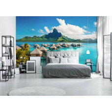 Een fotobehang van een paradijselijk eiland met een strand en turquoise zee, gedrukt op Airtex vliesbehang, geschikt voor een slaapkamer.