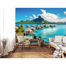 Een fotobehang van een paradijselijk eiland met een strand en turquoise water, geschikt voor een huiskamer.