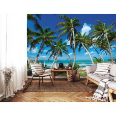 Een fotobehang van paradijselijke palmbomen op een tropisch strand in een zonnige woonkamer.