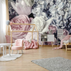 Een romantisch fotobehang van pastel bloemen zoals rozen, pioenrozen en tulpen te zien in de kinderkamer.