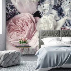 Een romantisch fotobehang van pastel bloemen zoals rozen, pioenrozen en tulpen te zien in de slaapkamer.