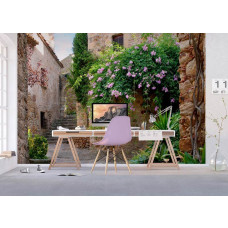 Een fotobehang van een patio tuin in Peratallada in een kantoor met Airtex en vliesbehang.