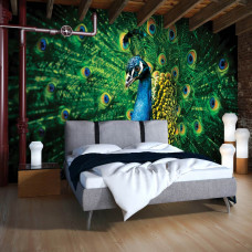 Een fotobehang van een groene pauw in een slaapkamer.