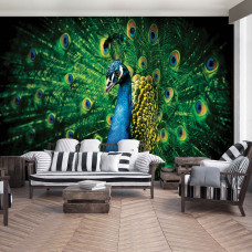 Een fotobehang van een groene pauw in vliesbehangstijl voor een huiskamer.