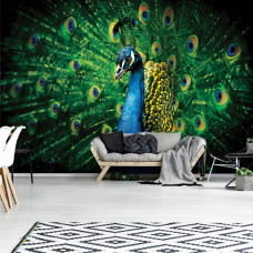 Een fotobehang van een groene pauw in een woonkamer.