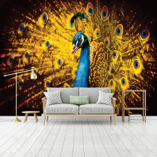 Een fotobehang van een pauw met levendige oranje veren in vliesbehangstijl voor een woonkamer.