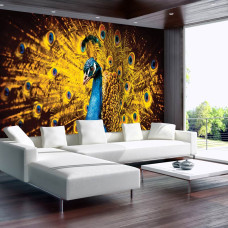 Een fotobehang van een pauw met oranje veren in een woonkamer.