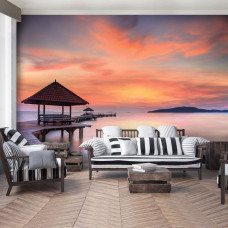 Een fotobehang van een pier langs de zee voor de woonkamer.
