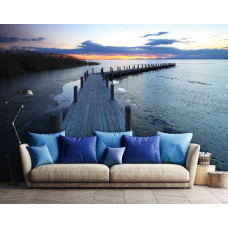Een fotobehang van een pier aan het meer met water en hout voor de huiskamer.
