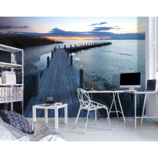 Een fotobehang van een pier aan het meer met water en hout voor het kantoor.