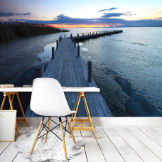 Een fotobehang van een pier aan het meer met water en hout voor de woonkamer.