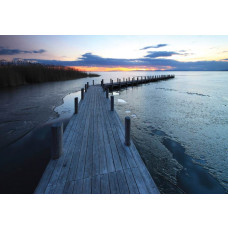 Fotobehang van een pier aan een meer met water en hout, serene landschapsfoto.