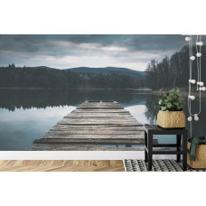 Een sfeervol fotobehang van een pier op een meer met natuurlijke elementen, geschikt voor een keuken.