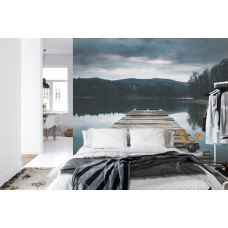 Een ontspannend beeld van een pier in een idyllisch meerlandschap, perfect voor een slaapkamer.
