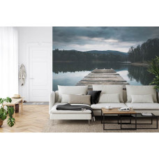 Een serene pier op een kalm meer, omgeven door een rustgevend natuurlandschap, ideaal voor een woonkamer.