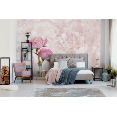 Een fotobehang met een roze pioenroos en rozen in een abstract en kunstzinnig ontwerp, passend in een elegante slaapkamer.