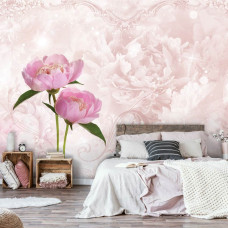 Een fotobehang met een roze pioenroos en rozen in een abstract vliesontwerp.