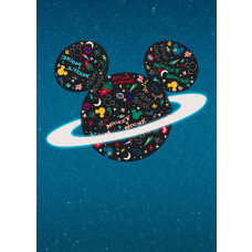 Fotobehang van Mickey Mouse op een fantasieplaneet, omgeven door sterren en kleurrijke hemellichamen in een speelse Disney-wereld.