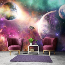 Een fotobehang met planeten en sterren in een kosmische ruimteomgeving, ideaal voor een woonkamer.