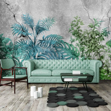 Een industrieel fotobehang van planten op een betonnen muur met groene jungle-uitstraling te zien in de woonkamer.