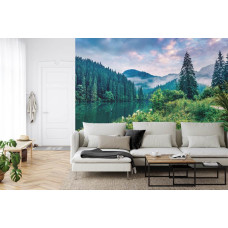 Een fotobehang met een prachtig uitzicht op het Red Lake in Roemeniė, weergegeven in een huiskamer.