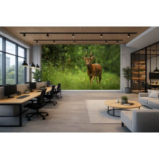 Fotobehang van een ree in een groen bos voor een stijlvol kantoor.