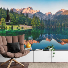 Een fotobehang met een prachtig bergmeer, afgebeeld in een huiskamer.