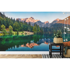 Een fotobehang met een reflectie van een bergmeer en bossen in een kantoor.
