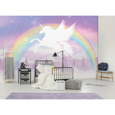 Een kleurrijk vliesbehang met een unicorn en regenboog, geschikt voor een kinderkamer.