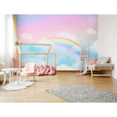 Fotobehang met een regenboog en wolken in pastelkleuren. Ideaal voor een kinderkamer van een meisje met een vrolijke en fantasierijke uitstraling.