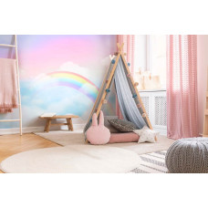 Fotobehang met een dromerige regenboog en wolken in harmonieuze tinten. Een creatieve keuze voor een meisjeskamer.