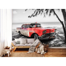 Fotobehang van een retro auto in een straat van Cuba, met koloniale gebouwen op de achtergrond, geschikt voor de woonkamer.