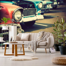 Een fotobehang van retro auto’s in een huiskamer met vliesbehang.