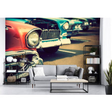 Een fotobehang van retro auto’s in een woonkamer met vliesbehang.
