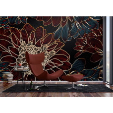 Een fotobehang met een rijke compositie in een moderne woonkamer, waarbij de grote bloem in diepe roodtinten met gouden accenten een stijlvol en indrukwekkend effect geeft.