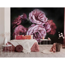 Een fotobehang met romantische rozen en pioenrozen in zachte tinten, ideaal voor een serene slaapkamer.