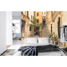 Een fotobehang met een charmante steeg in Rome, afgebeeld in een slaapkamer.