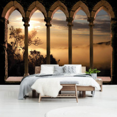 Fotobehang met 3D-perspectief van Romeinse pilaren en landschap in een slaapkamer.