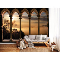 Fotobehang met 3D-perspectief van Romeinse pilaren en landschap in een huiskamer.