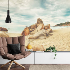 Een fotobehang met een serene weergave van rotsen op een strand, ideaal voor een huiskamer.
