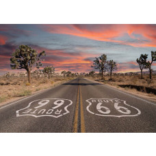 Fotobehang Route 66 met Joshua Trees bij zonsondergang in de Amerikaanse woestijn.