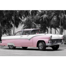 Roze klassieke auto aan een Cubaanse kustlijn, met palmbomen en de blauwe zee op de achtergrond, fotobehang dat een tropische retrostijl uitstraalt.