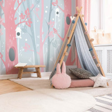 Een fotobehang met roze bomen in een pastelkleurig bos met sneeuw voor de kinderkamer.