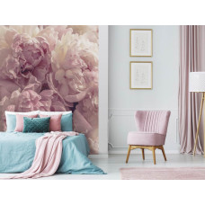 Een fotobehang met roze pioenrozen bloemen voor de huiskamer.