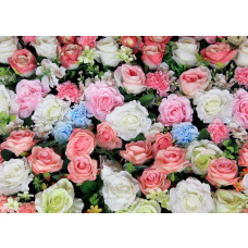 Fotobehang met een dicht boeket van roze, witte en lichtblauwe rozen en andere bloemen tegen een zwarte achtergrond.
