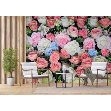 Woonkamer met fotobehang van kleurrijke rozen, fauteuils, een houten wand en een plant.