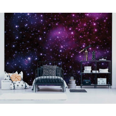 Een fotobehang met een sterrenhemel vol sterren, planeten en een kleurrijk galaxy-thema, speciaal ontworpen voor een kinderkamer.